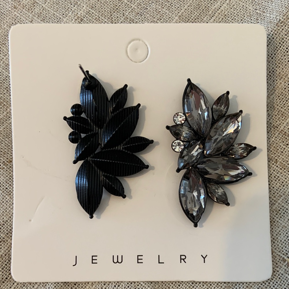 Women’s Crystal Leaf Cluster Earrings - Gray - Picture 2 of 3